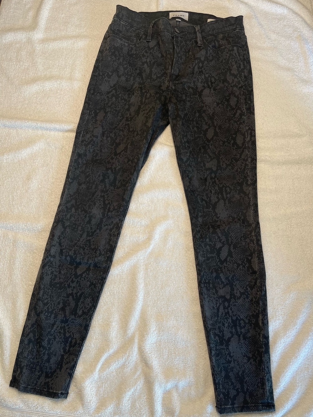 FRAME Le Skinny de Jeanne Jeans in Tonal Python | Size 29